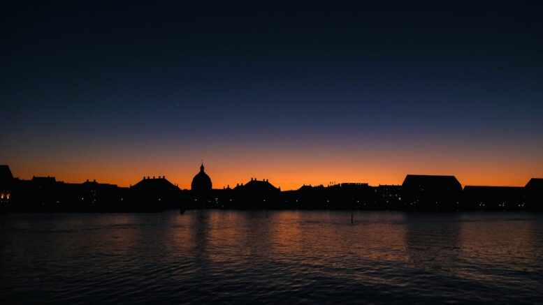 Københavns tage i solnedgang