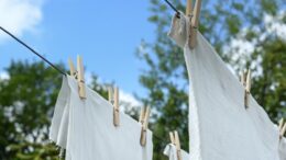 Vasketøj hænger til tørre på snor