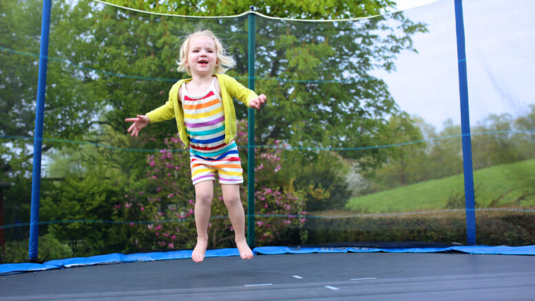 pige hopper på trampolinen