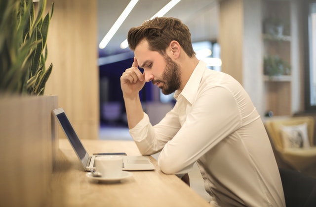 ikke ergonomisk kontor