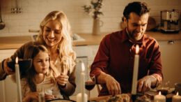 Familie spiser julemad og hygger