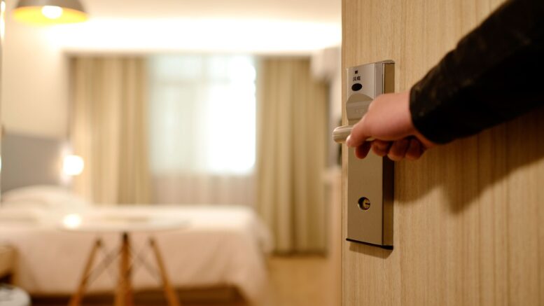 Mand åbner dør til hotelværelse