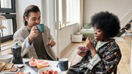 To personer spiser morgenmad sammen