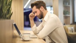 ikke ergonomisk kontor