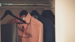 Åben garderobe hvor der hænger skjorter